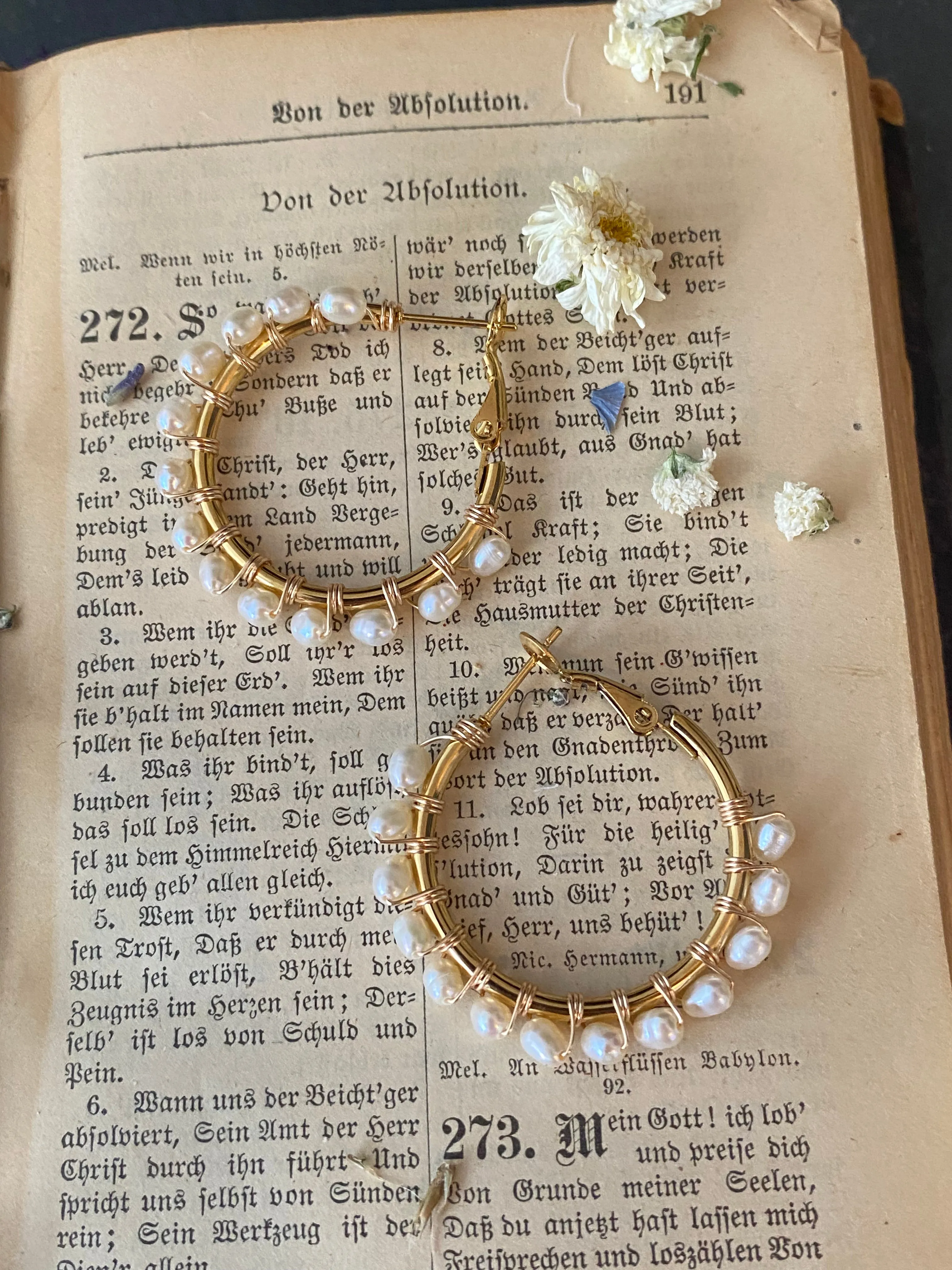 Pearls, hoops, gold metal, earrings, jewelry